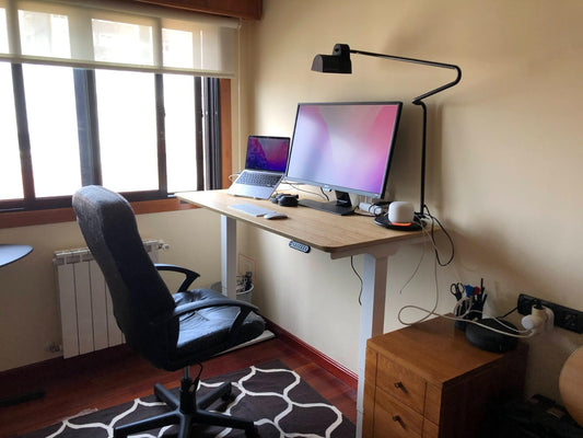 Escritorio elevable para teletrabajar: cómo montar un home office serio - Tablakala